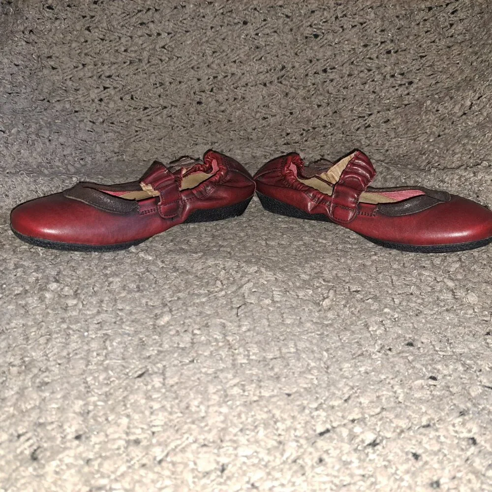 TAOS-Mary Jane Ballet Flat Size-Red Leather Flower Strap-SZ 37-Excellent